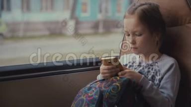 年轻漂亮的女乘客，在移动校车上带着书包，在她的智能手机和<strong>社交网络</strong>上使用<strong>社交网络</strong>